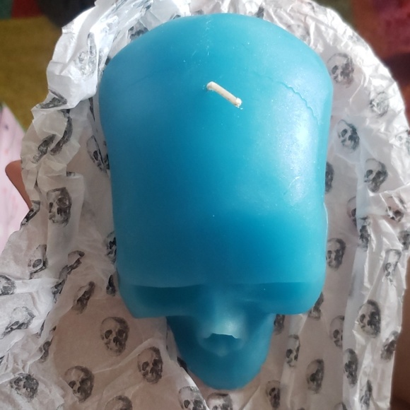 D & L co. Memento Mori Medium skull candle - Picture 3 of 5